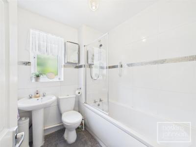 Ger Yr Afon, Coed-Y-Cwm, Pontypridd - Bathroom