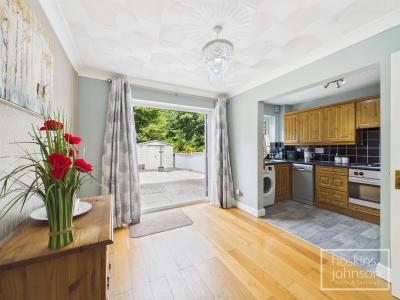 Ger Yr Afon, Coed-Y-Cwm, Pontypridd - Dining Room