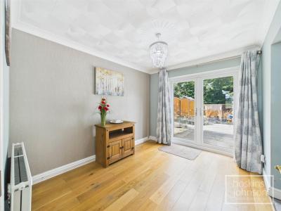 Ger Yr Afon, Coed-Y-Cwm, Pontypridd - Dining Room