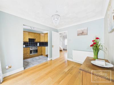 Ger Yr Afon, Coed-Y-Cwm, Pontypridd - Dining Room