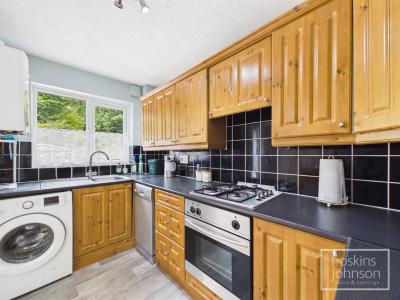 Ger Yr Afon, Coed-Y-Cwm, Pontypridd - Kitchen