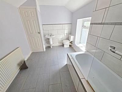 Wood Street, Cilfynydd, Pontypridd - Bathroom