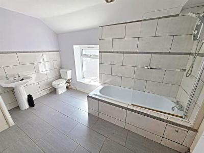 Wood Street, Cilfynydd, Pontypridd - Bathroom