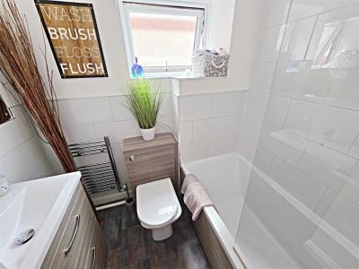 Ynys Hir, Coed-Y-Cwm, Pontypridd - Bathroom