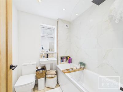 Holly Street, Rhydyfelin, Pontypridd - Bathroom