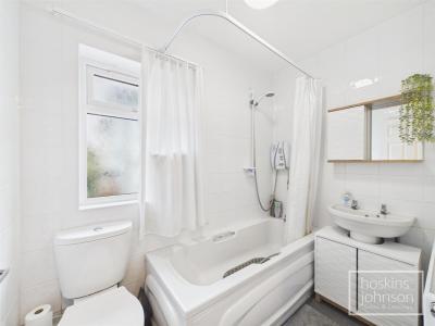 Oakland Crescent, Cilfynydd, Pontypridd - Bathroom