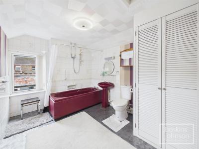 New Park Terrace, Treforest, Pontypridd - Bathroom