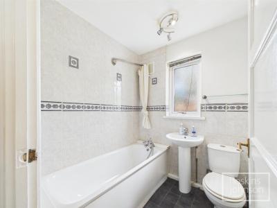 Dynea Road, Rhydyfelin, Pontypridd - Bathroom