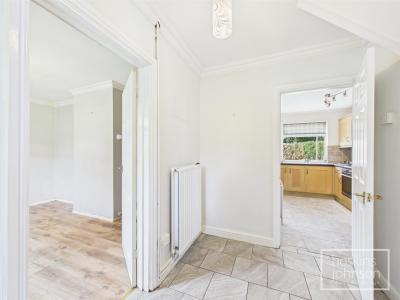 Dynea Road, Rhydyfelin, Pontypridd - Entrance Hall