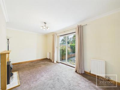Dynea Road, Rhydyfelin, Pontypridd - Living Room