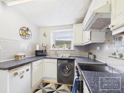 Thompson Villas, Ynysybwl, Pontypridd - Kitchen