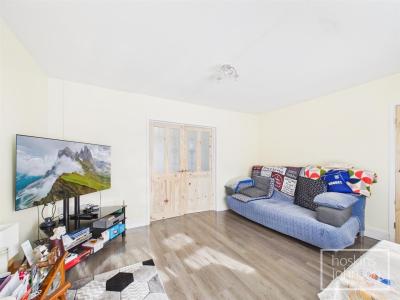 Morien Crescent, Rhydyfelin, Pontypridd - Living Room