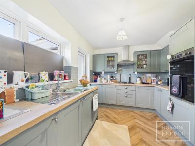 Morien Crescent, Rhydyfelin, Pontypridd - Kitchen