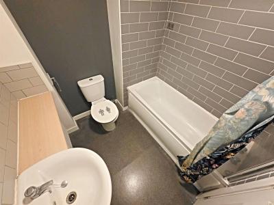 Maes Y Ffynnon, Ynysboeth, Mountain Ash - Bathroom