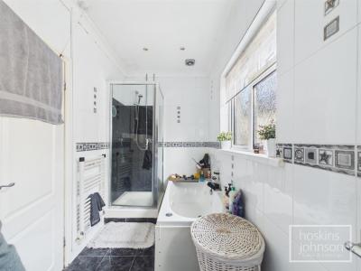 Barry Road, Pwllgwaun, Pontypridd - Bathroom