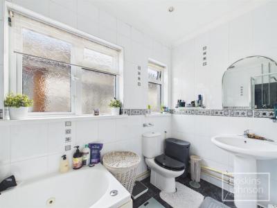 Barry Road, Pwllgwaun, Pontypridd - Bathroom