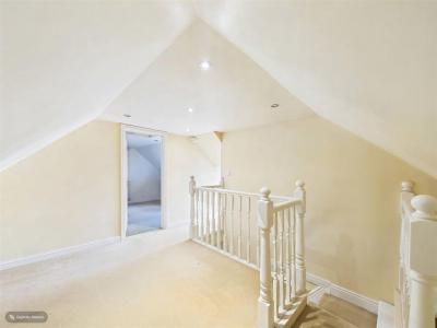Barry Road, Pwllgwaun, Pontypridd - Landing/Home Office