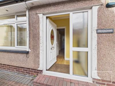 Barry Road, Pwllgwaun, Pontypridd - Entrance Lobby