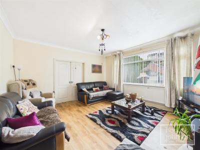 Barry Road, Pwllgwaun, Pontypridd - Living Room