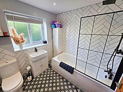 Clas-Ty-Gelli, Coed-Y-Cwm, Pontypridd - Bathroom