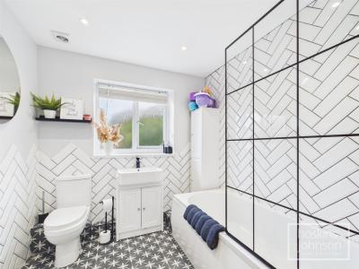 Clas-Ty-Gelli, Coed-Y-Cwm, Pontypridd - Bathroom