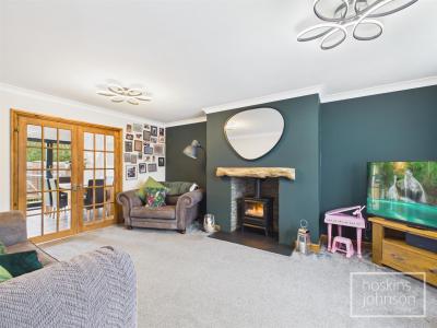 Clas-Ty-Gelli, Coed-Y-Cwm, Pontypridd - Living Room