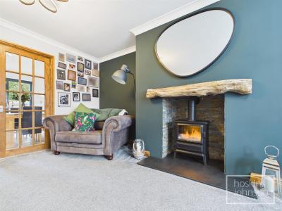 Clas-Ty-Gelli, Coed-Y-Cwm, Pontypridd - Living Room