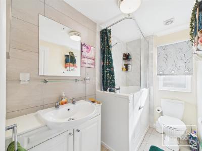 Pont Pentre Park, Upper Boat, Pontypridd - Bathroom