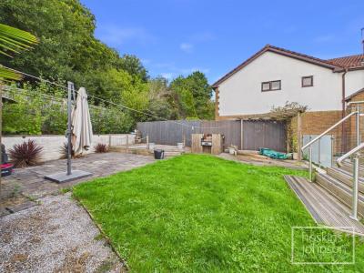 Main Road, Cross Inn, Pontyclun - Garden & Parking
