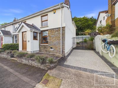 Main Road, Cross Inn, Pontyclun - Garden & Parking