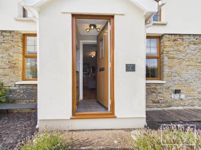 Main Road, Cross Inn, Pontyclun - Entrance Porch