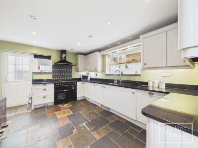 Main Road, Cross Inn, Pontyclun - Kitchen/Breakfast Room