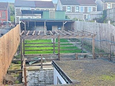 Oakland Crescent, Cilfynydd, Pontypridd - Gardens and Parking