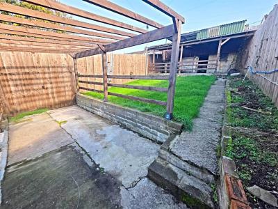 Oakland Crescent, Cilfynydd, Pontypridd - Gardens and Parking